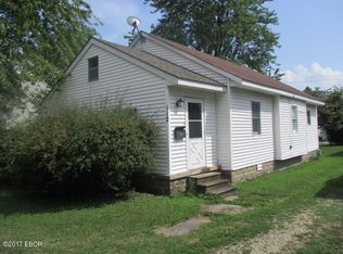 112 Fair Ave, Flora, IL 62839