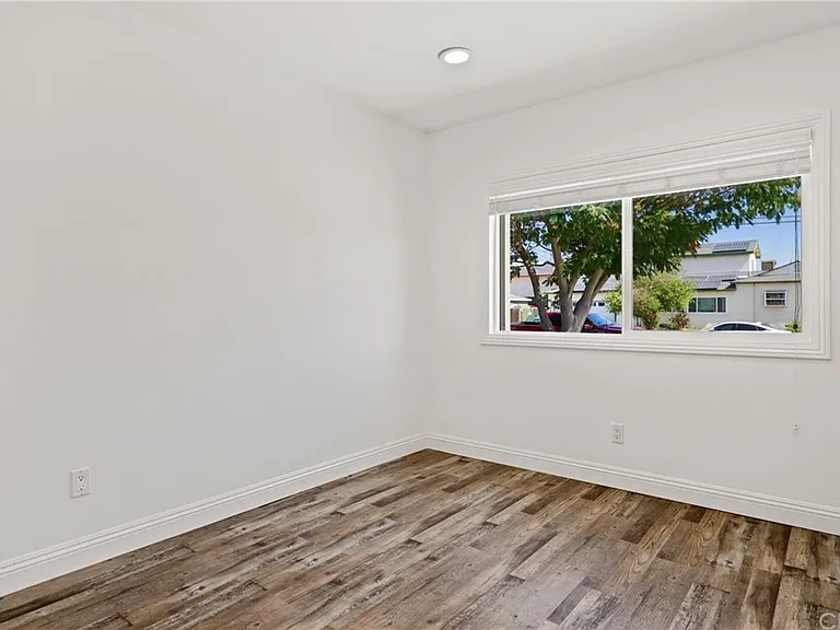 Emrys Ave — Photo 11
