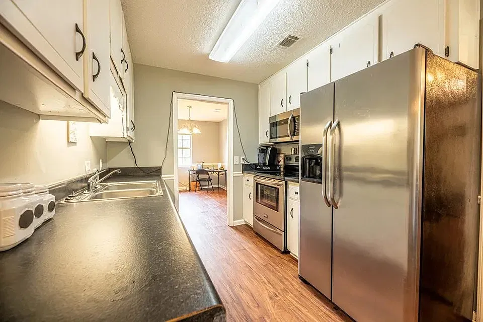 3 bed, 1896 sqft, $1,895 — Photo 3