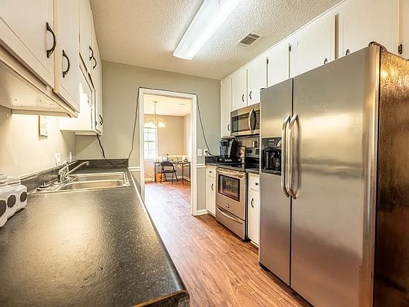 3rd image of 950 Wedgewood Way