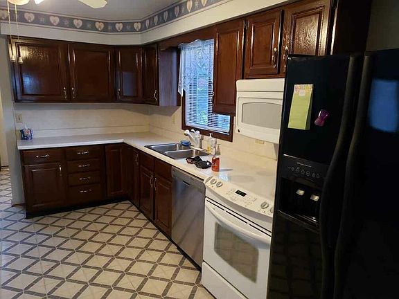 4th image of 115 W Lake St