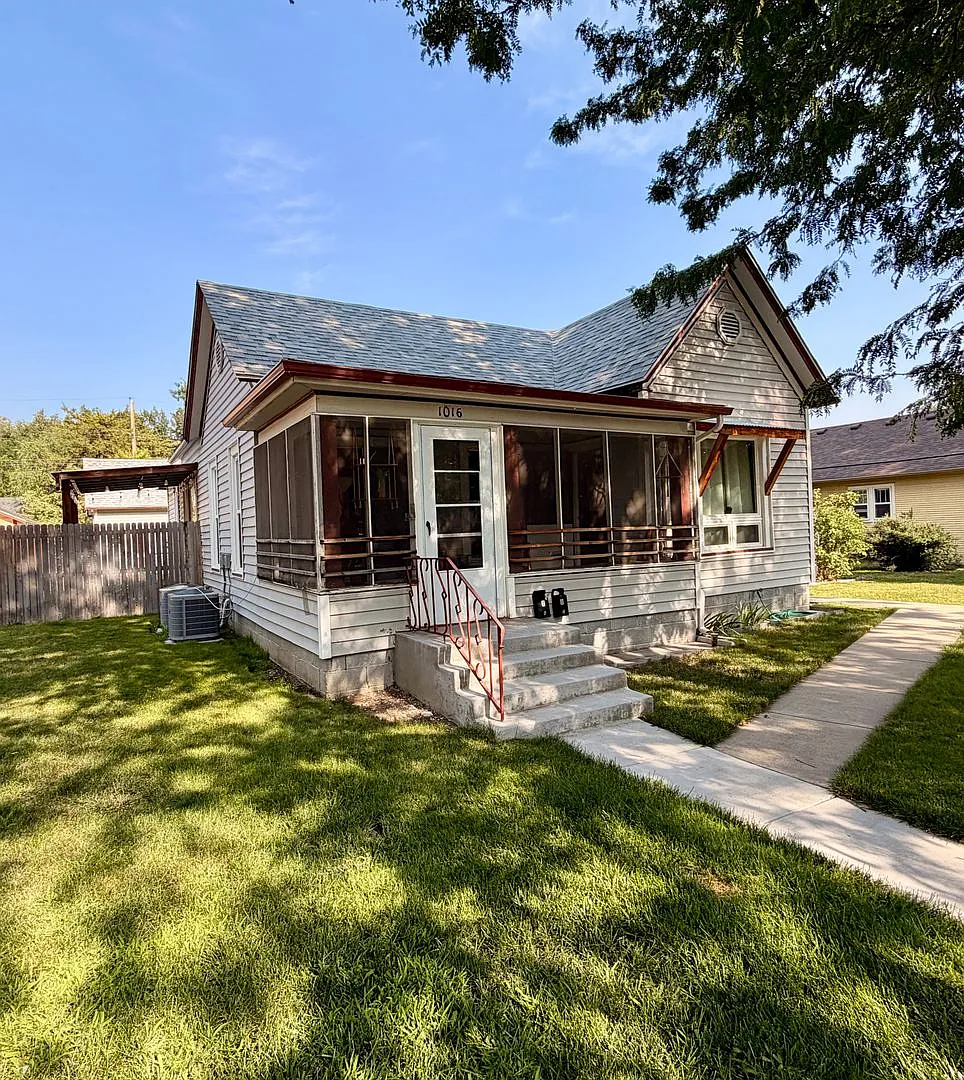 1016 Bross St — Photo 1