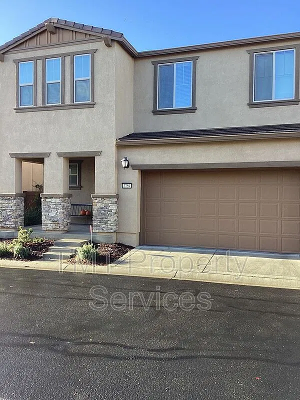 4 bed, 2.5 bath, 1945 sqft, $3,050 — Photo 2