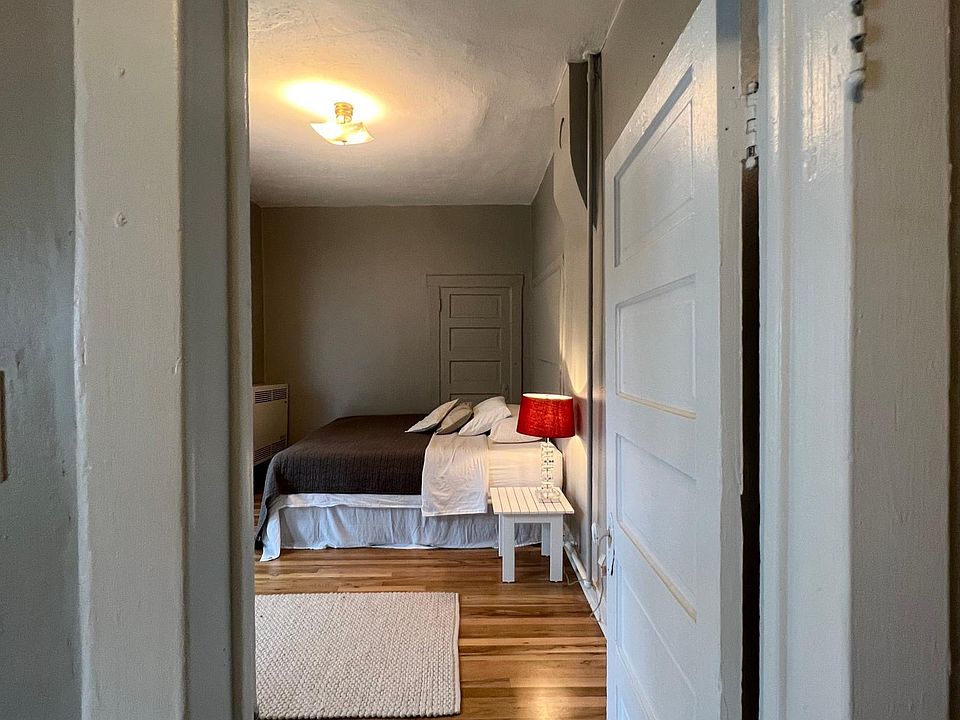 looking toward bedroom 1.