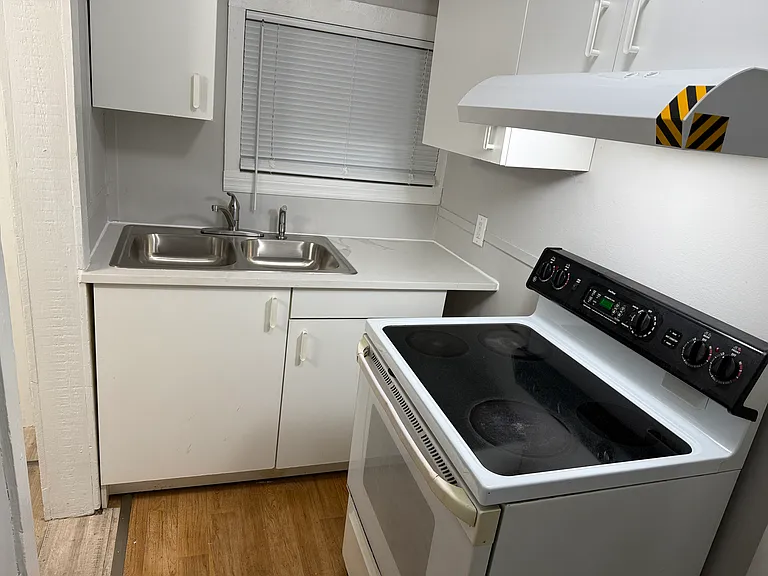 1004 Avenue E #1 — Photo 29