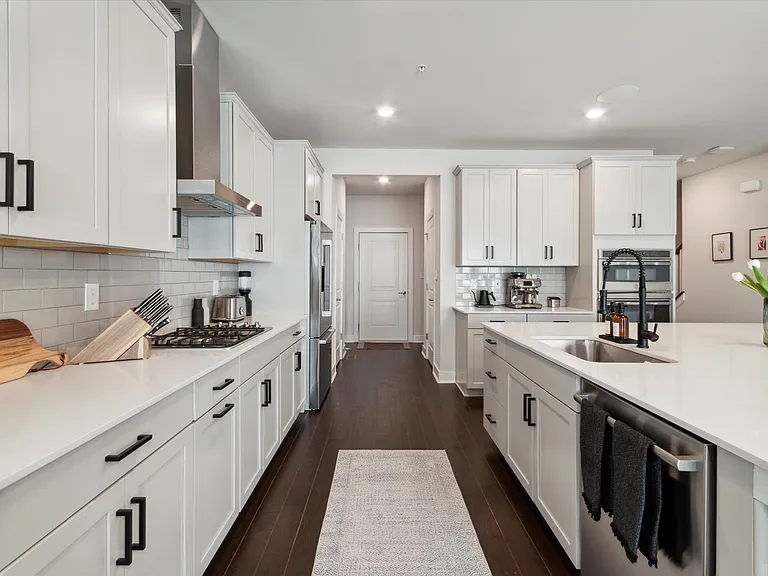 155 Livingston Ln — Photo 6