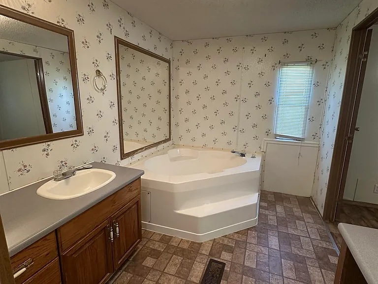 142B Roy St — Photo 9