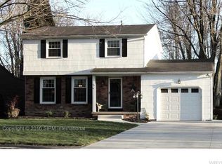 55 Gatewood Ln, Williamsville, NY 14221