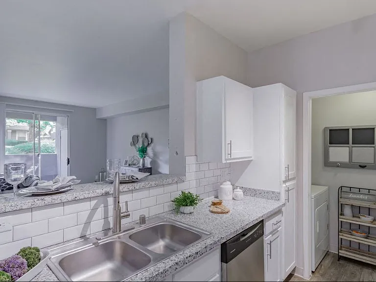 EASTLAND HILLS APARTMENTS — Photo 6