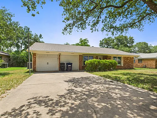 1402 Village Dr Photo 1