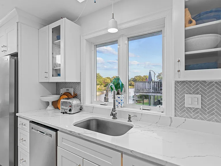 93 Riverside Dr — Photo 17