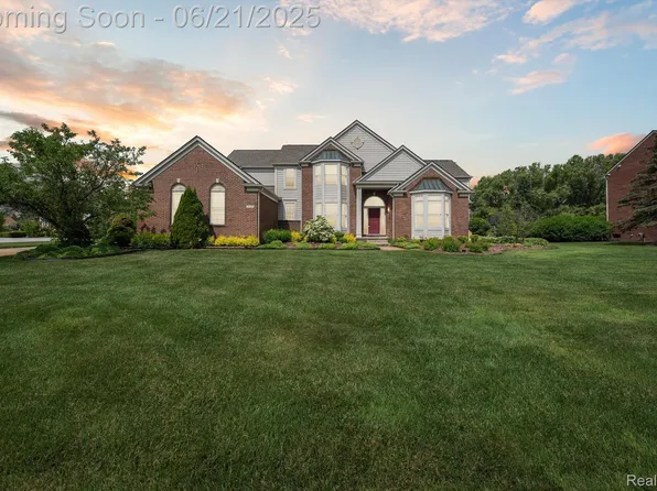 11201 Fellows Creek Dr, Plymouth, MI 48170