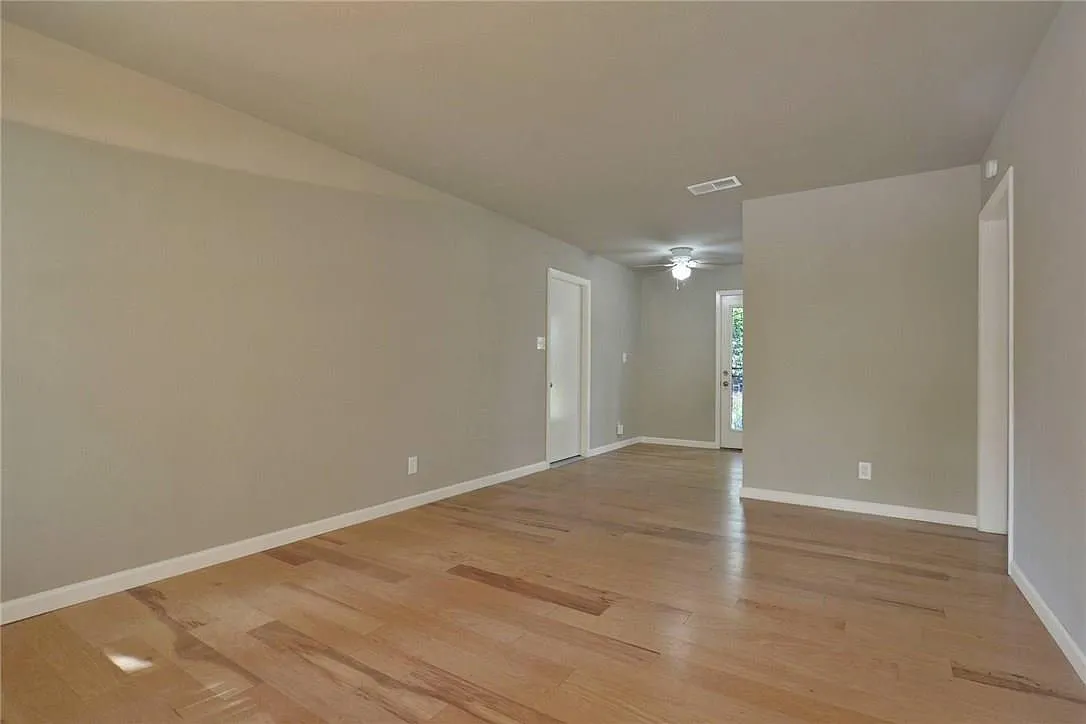 3 bed, 1.0 bath, 924 sqft, $2,290 — Photo 2