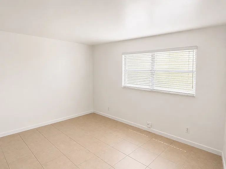 3701 SW 59th Ter — Photo 4
