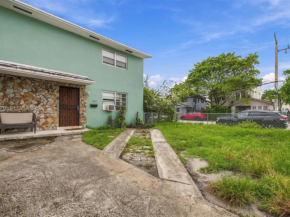 880 NW 2nd St