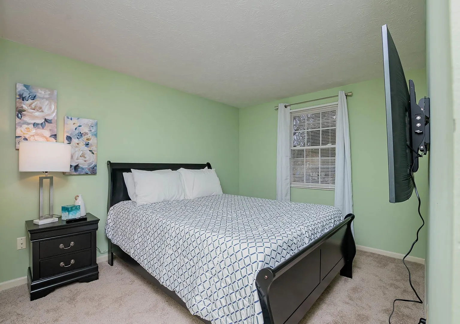 Inviting home with private fenced yard for pets — Photo 1