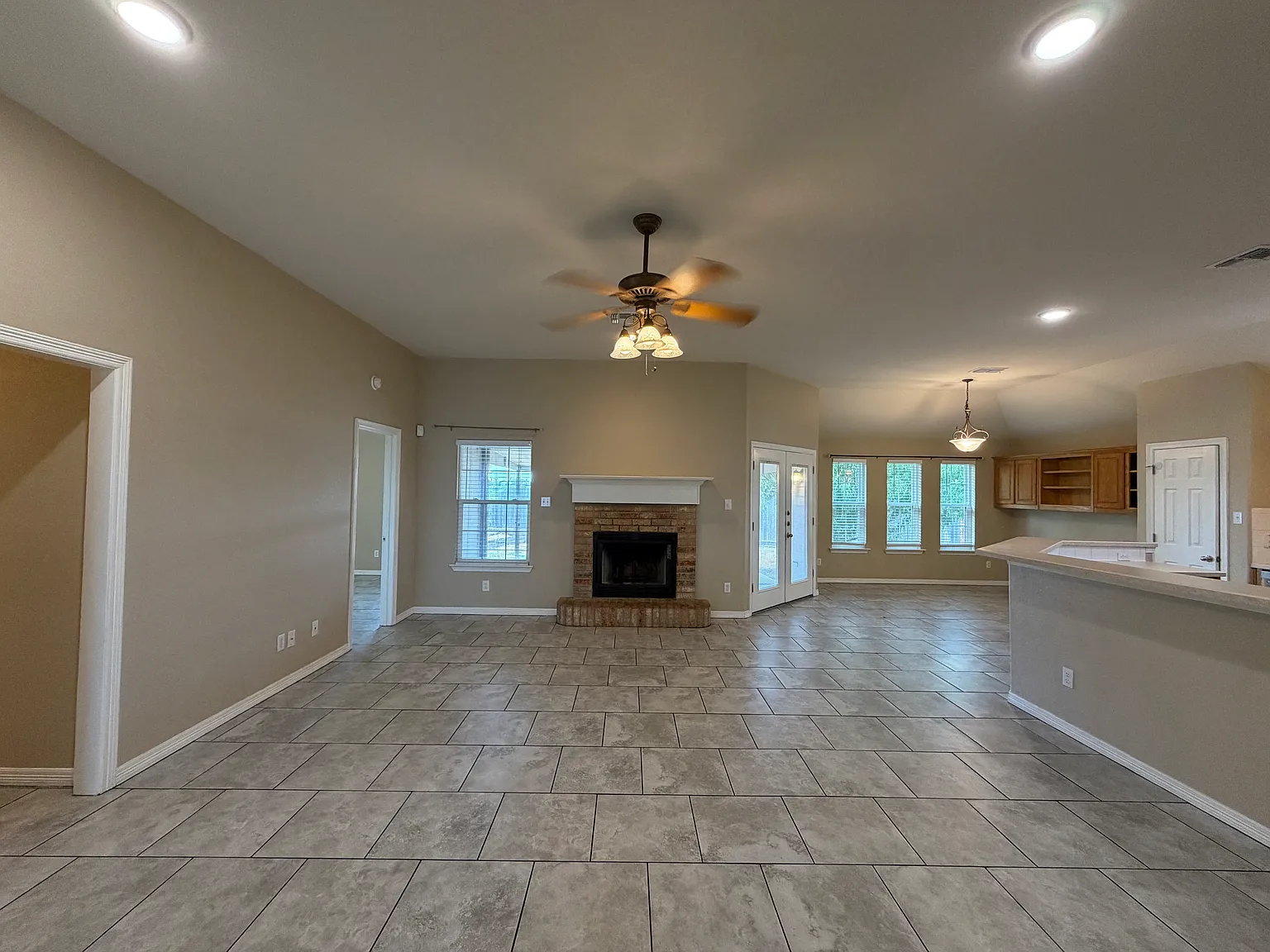 4 bed, 2088 sqft, $2,250 — Photo 4