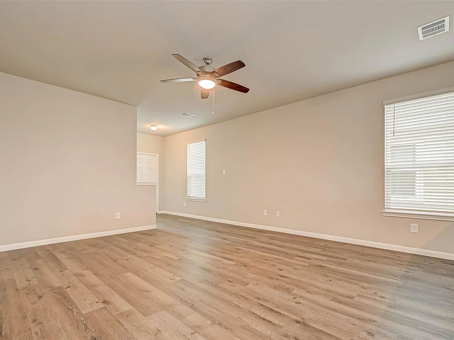 4 bed, 3.5 bath, 2650 sqft, $2,490 — Photo 4