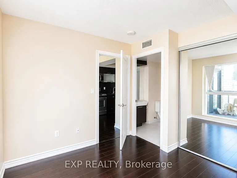 386 Yonge St #1516 — Photo 10