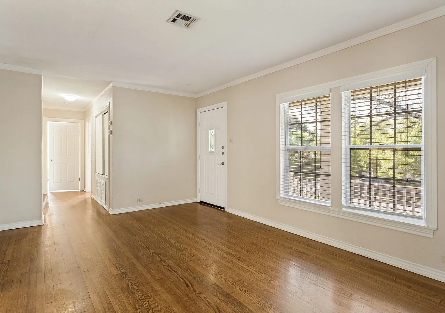 Beautiful 2-Bedroom Terrell Hills Cottage — Photo 3