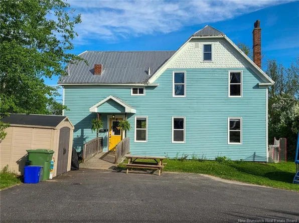 2 Mills St, Oromocto, NB E2V 2N3