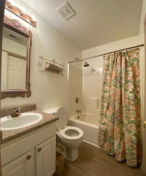 2'nd Bedroom bath or guest bathroom. Enter from either hallway or 2'nd Bedroom. Includes full shower/soaking tube. Hardware accented in popular rose-gold!