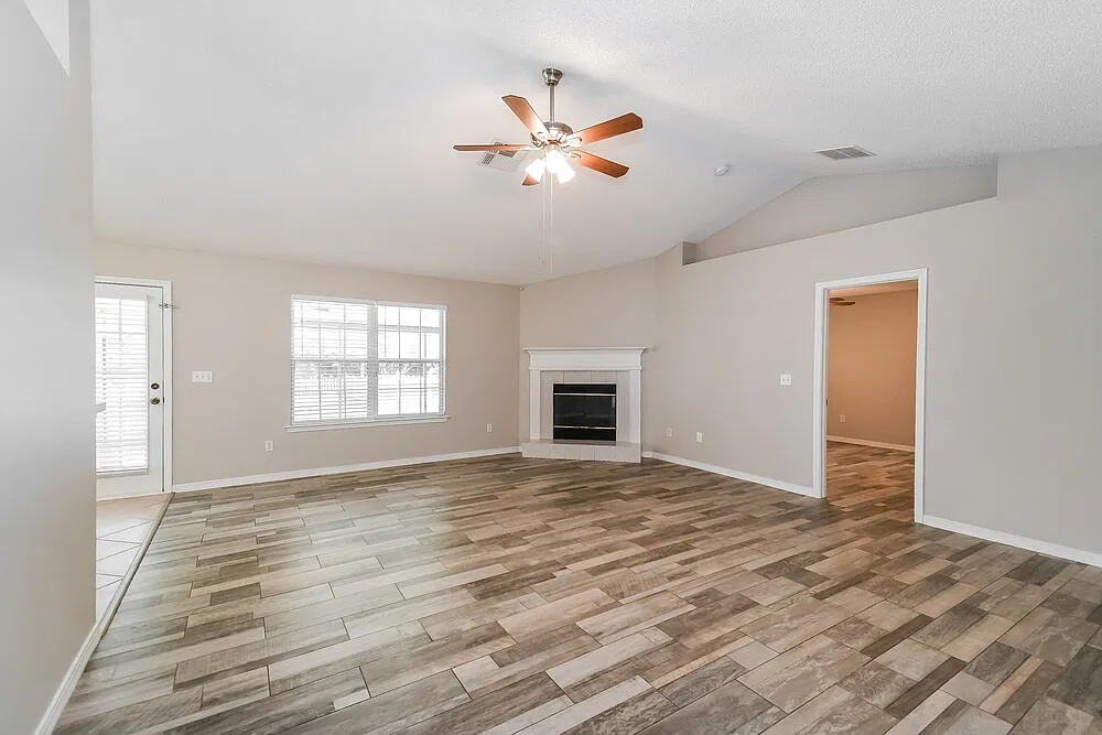 3 bed, 2.0 bath, 1940 sqft, $2,445 — Photo 4