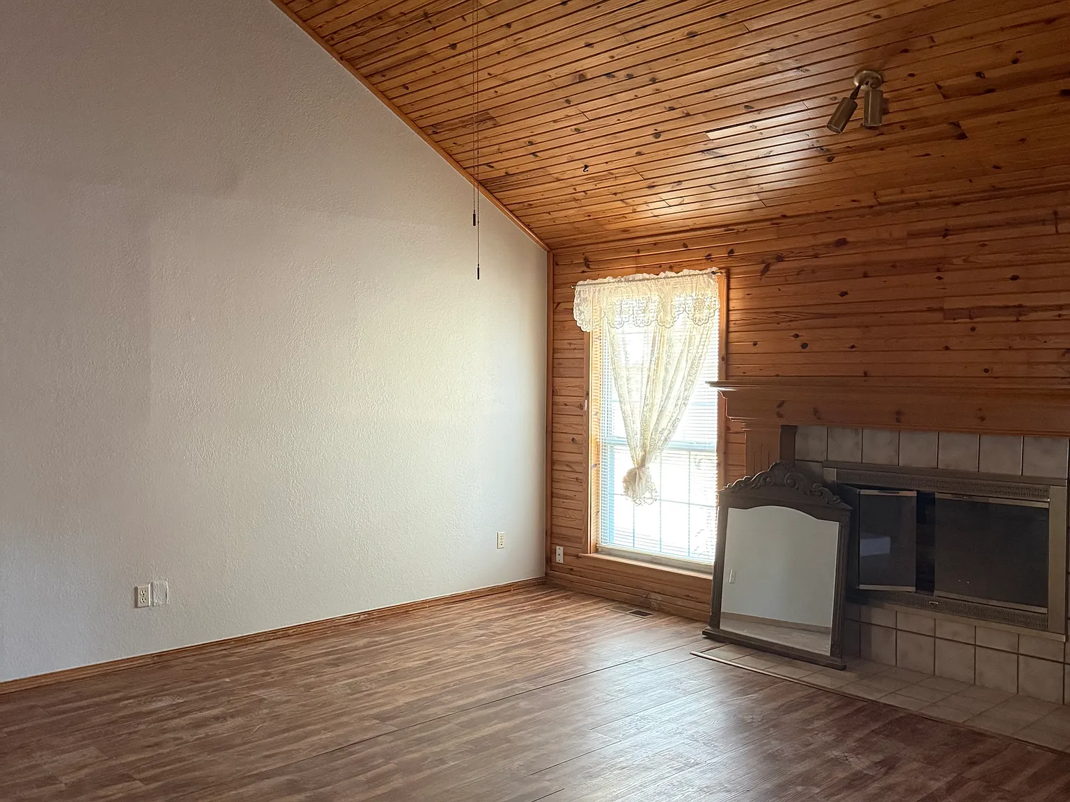 3 bed, 1814 sqft, $2,200 — Photo 2