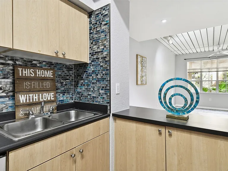2402 W Azeele St #418 — Photo 14