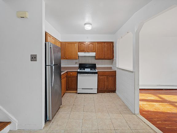2nd image of 915 E 83rd St #1