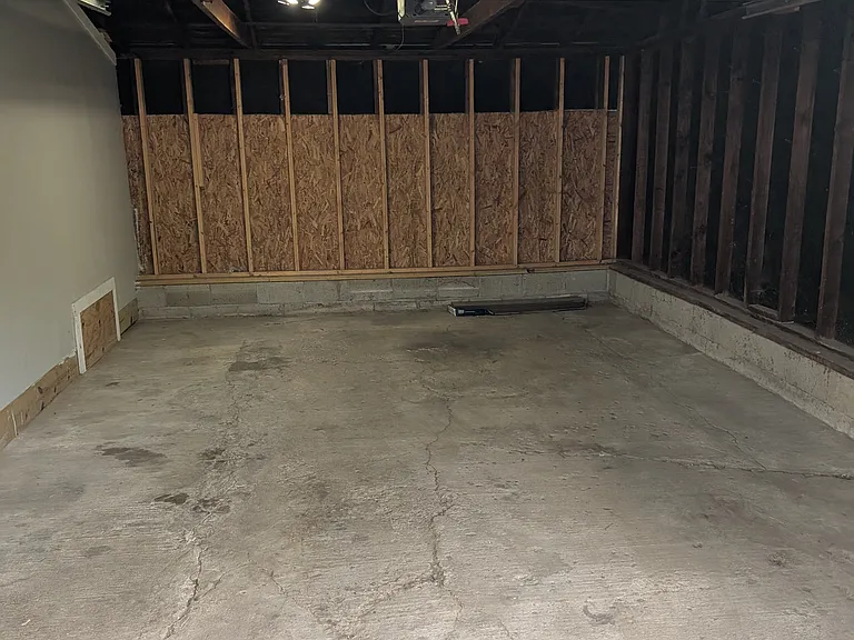 403 E Elm St — Photo 3