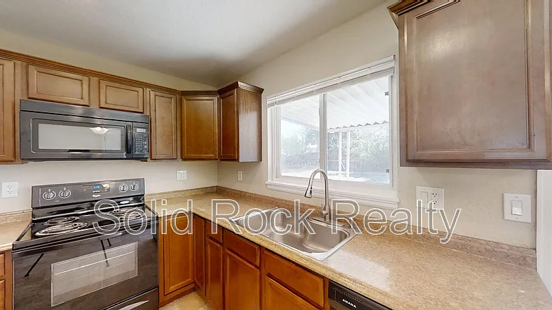3 bed, 1.0 bath, 1248 sqft, $1,825 — Photo 4