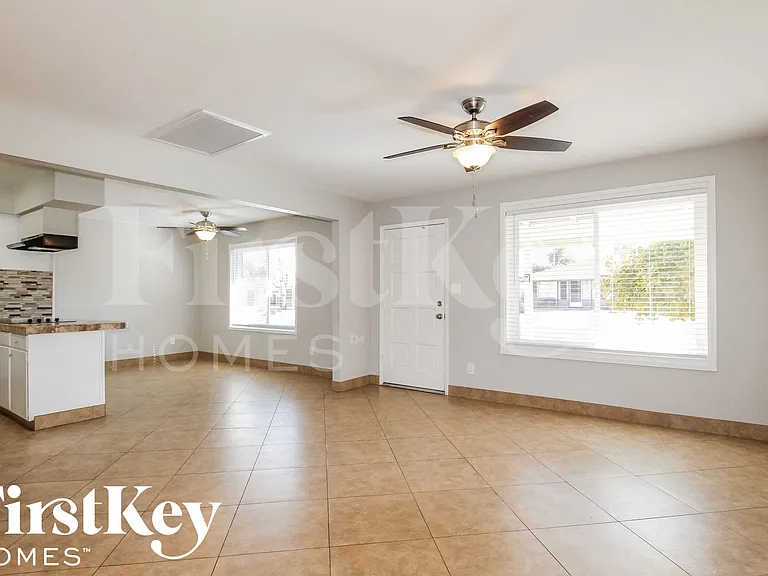 2324 E Paradise Dr — Photo 3