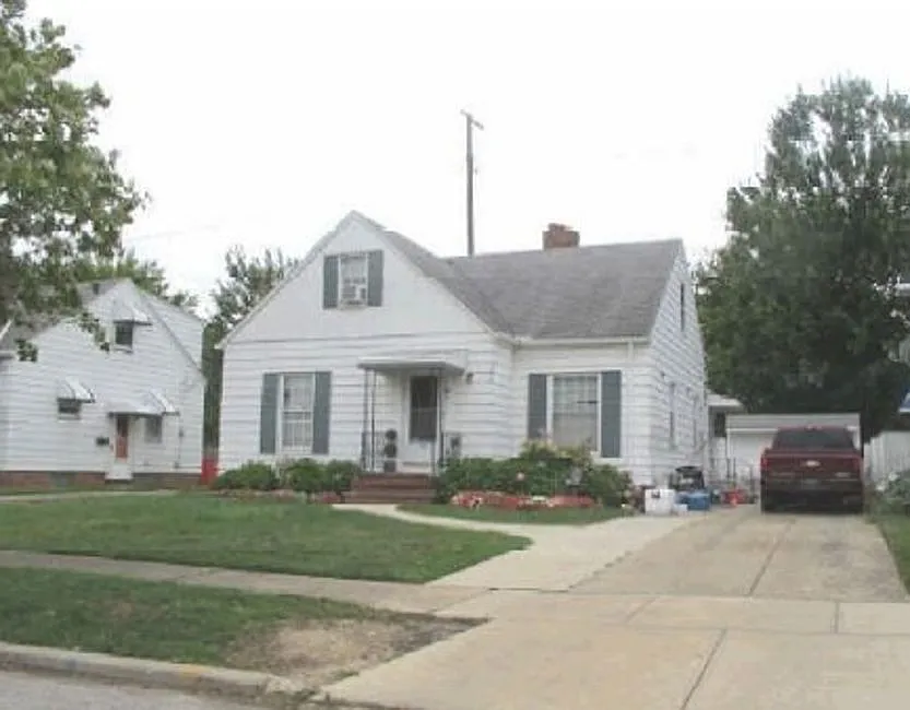 240 E 264th St photo 1