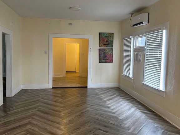 5th image of 107 Spruce St