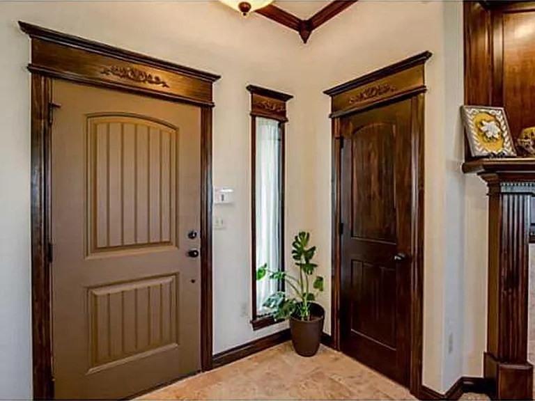 860 SW 10th St — Photo 3