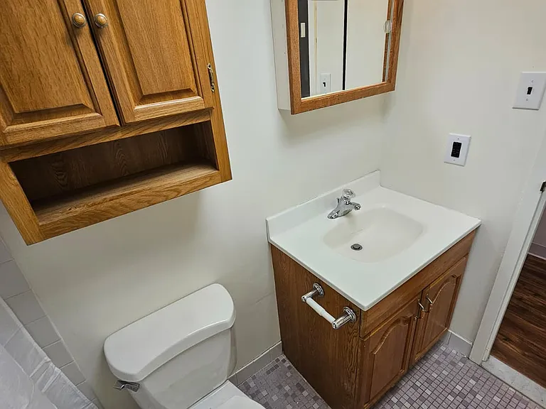 801 Yale Ave #202 — Photo 7