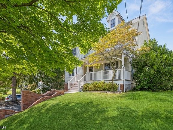 3rd image of 817 Grant Ave