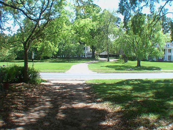 2nd image of 636 Ockley Dr APT D