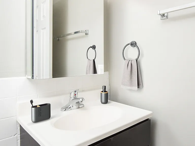Metro Pointe — Photo 11