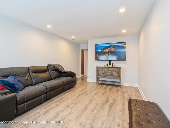 3rd image of 23 Monmouth Avenue