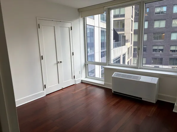 60 Riverside Boulevard image 5 of 20