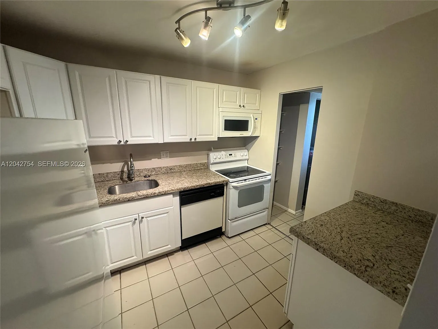 Versailles Gardens Condo — Photo 4