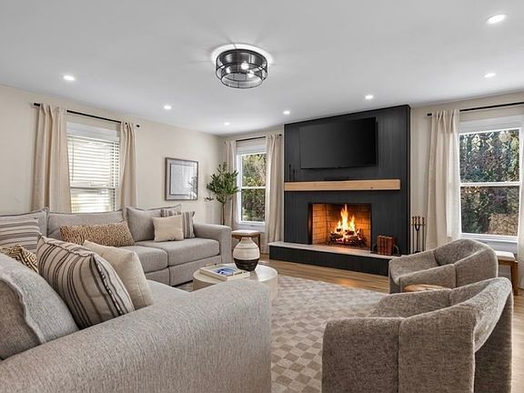 4th image of 310 Rivoli Cir