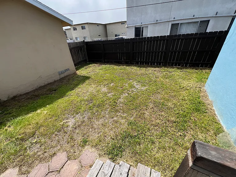 1329 Hemlock Ave — Photo 10