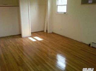81 Charles St, Lynbrook, NY 11563