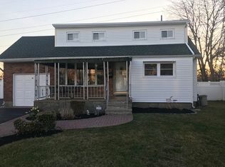 127 Avondale Dr, Centereach, NY 11720