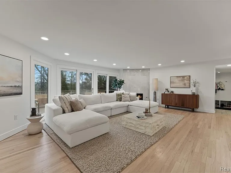 1935 Hillwood Dr — Photo 12
