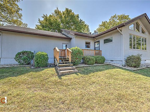 3rd image of 31 Shakespeare Dr