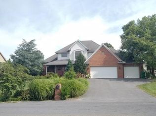 3527 Fox Hill Dr, Chambersburg, PA